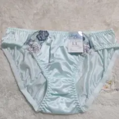 Item thumbnail for item b78ec4cc-100f-4c1a-a51c-8c283acac8d2