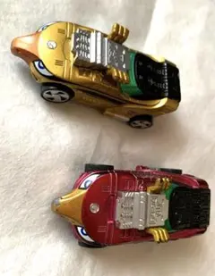 金色と赤色のミニカーセット＋おまけ付