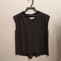 黒のVネックノースリーブシャツ