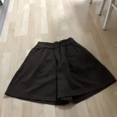 膝上丈のキュロットパンツになります。