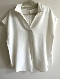 ホワイト ノースリーブシャツ ボタン付き