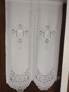 ホワイトレースカーテン 花柄刺繍長さ約150幅約89真ん中は切ってません（自由)