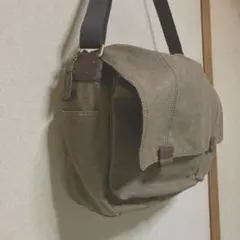 ブラウンキャンバスショルダーバッグ