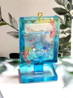 シャカシャカキーホルダー　アクリルスタンド　金魚×池