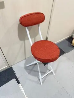 オレンジ色の布製折りたたみ椅子