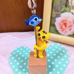 おもちゃの魚が取りたい猫　メモスタンド　ハンドメイド　樹脂粘土