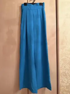 青のワイドパンツ