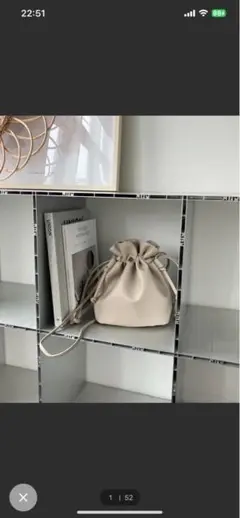 ベージュのレザー風巾着型ショルダーバッグ