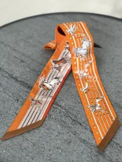 ☆未使用品☆HERMES プチカレ パウニー族の首長 スカーフ ミニ 絹 緑 ☆未使用品☆HERMES プチカレ パウニー族の首長 スカーフ ミニ 絹 緑