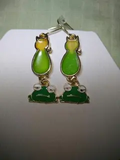 草いっぱいの所で遊んでたら体が緑になりカエルも付いて来ちゃたピアス