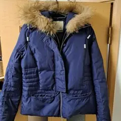 ブルーのダウンジャケット