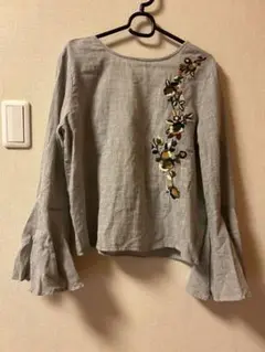 ZARAベーシック グレーの花柄刺繍フレアスリーブシャツ