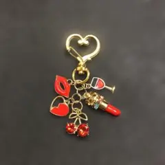 【新品】ファッション キーホルダー ゴールドに赤　コンパクトサイズ　チャーム