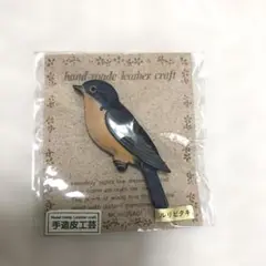 新品未開封　手造皮工芸　ルリビタキ　鳥のピンバッチ