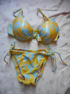 ＊ハイビスカス柄　ビキニ水着 9M（新品）ASSLILA