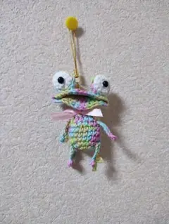 カラフルな編みぐるみモンスターかえるちゃん　ストラップ　キーホルダー