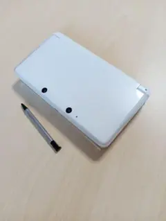 Nintendo 3DS ホワイト 本体　SDカード4GB付き