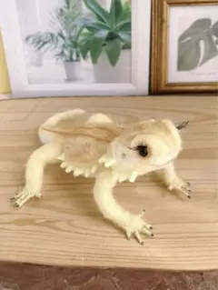 羊毛フェルト　フトアゴヒゲトカゲイエロー　お目々パッチリ