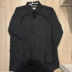 黒と白のストライプ長袖シャツ