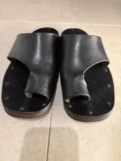 ブラックレザートングサンダル
