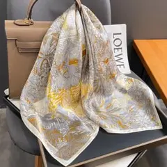 グレーとゴールドのシルク100%スカーフ　約65cm 絹製バンダナ　大判　高級感