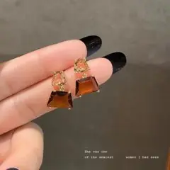 【No.49】ゴールド ブラウン 揺れクリスタル ピアス