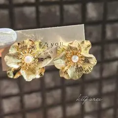 No.20 大ぶり✩艶ゴールド×パールの大ぶりお花 フラワーピアス イヤリング