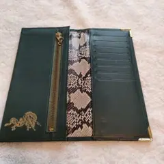 緑色　長財布 ヘビ柄内装