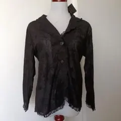 花柄フリル付き黒シャツ