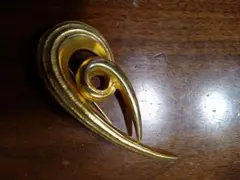 ゴールドカラー ブローチ