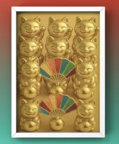 金色に輝く笑顔の招き猫たちが幸運を優雅に舞い招く　額縁付き　開運グラフィック