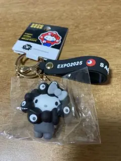 万博サンリオ　ミャクミャク立体マスコット　黒ミャクミャク ハローキティ　①