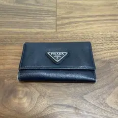 プラダ キーケース サフィアーノ 三角ロゴ プレート