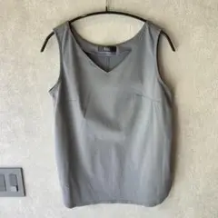 ノースリーブ　タンクトップ　Vネック　青系　きれいめ　トップス
