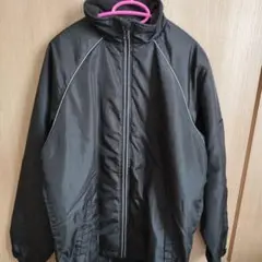 黒のフルジップナイロンジャケット