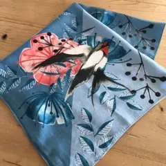 ツバメの絵柄のスカーフ