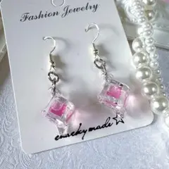 新作‼️オイル入溶けていく氷のピアス ピンク　レジン　フックピアス　シルバー金具