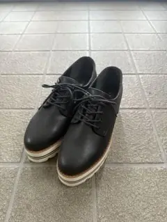 黒の厚底ローファー