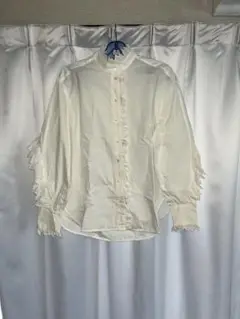 フリル付きホワイト長袖シャツ