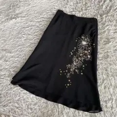 花柄刺繍フレアスカート　ビーズ装飾　ブラック　カジュアル　シック