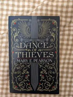 Dance of Thieves / Mary E. Pearson