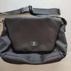 MILESTO ブラック メッセンジャーバッグ