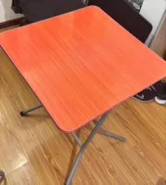 オレンジ色の正方形テーブル