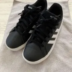 adidas スニーカー　黒　22㎝