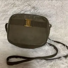 サルヴァトーレフェラガモ ショルダー 小さめ ロゴ金具 ヴァラリボン カーキー