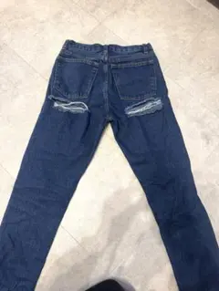 ダメージ加工 ダークブルー デニムパンツ 後ろ太ももカット