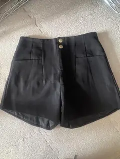 黒のボタン付きショートパンツ