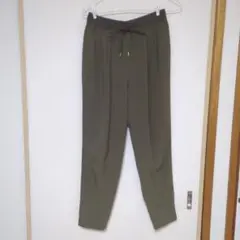 カーキ色　テーパードパンツ