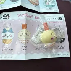 ちいかわくら寿司　うさぎ(えび)フィギュア　モモンガ缶バッジ　セット