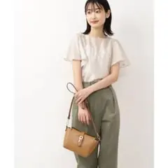 ☆ほぼ未使用☆ナチュラルビューティーベーシック　バック釦ラッフルブラウス　M